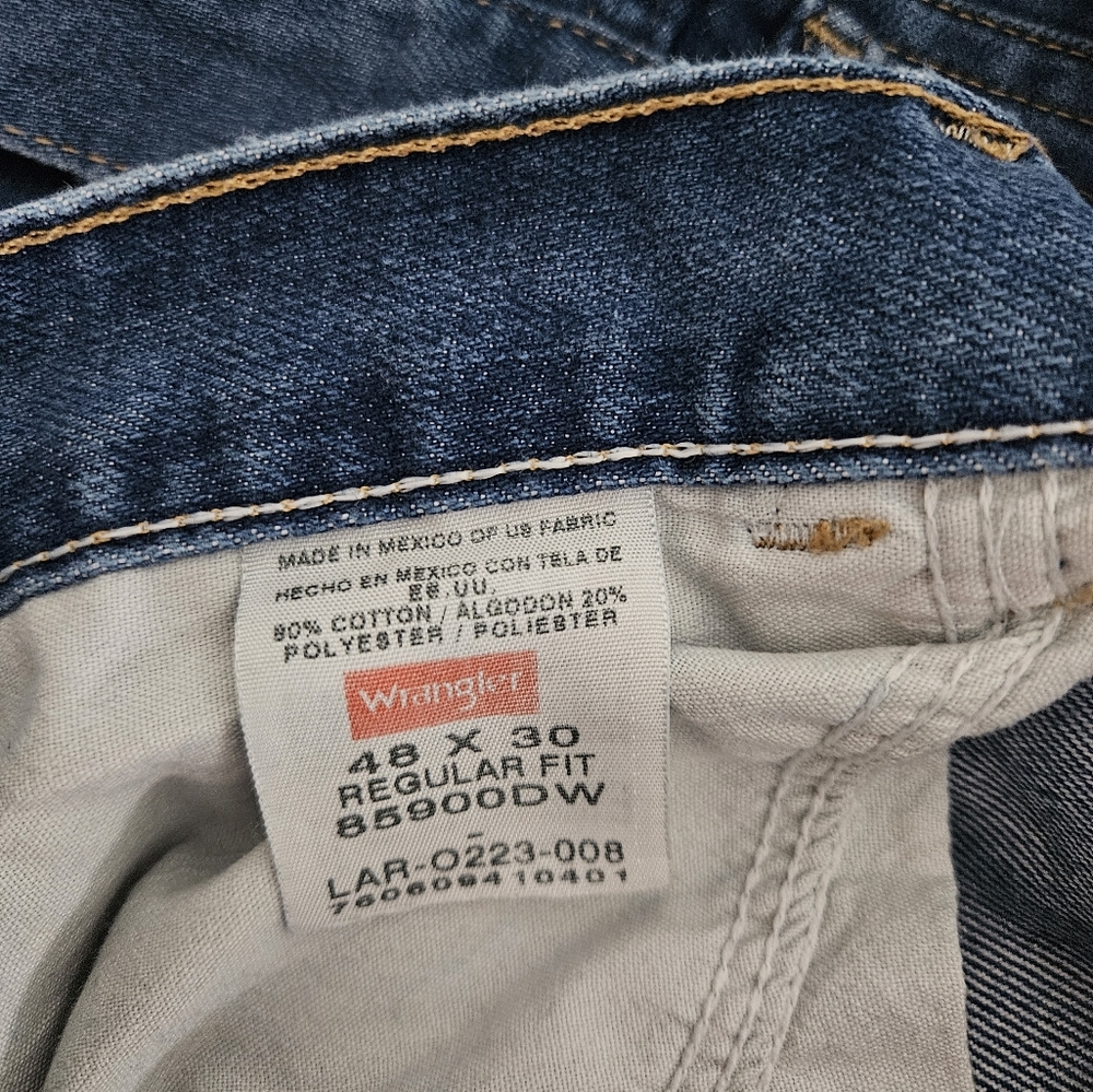Wrangler blue jeans 48x 30 - Picture 3 of 3
